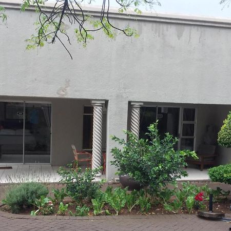 Toro Guest House รัสเทนเบิร์ก ภายนอก รูปภาพ