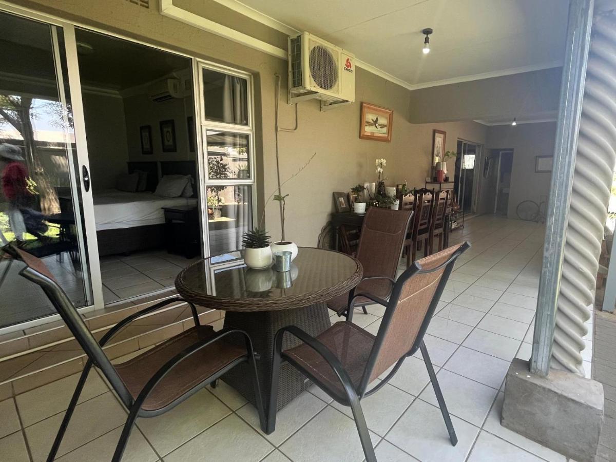 Toro Guest House รัสเทนเบิร์ก ภายนอก รูปภาพ