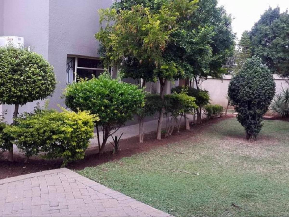 Toro Guest House รัสเทนเบิร์ก ภายนอก รูปภาพ