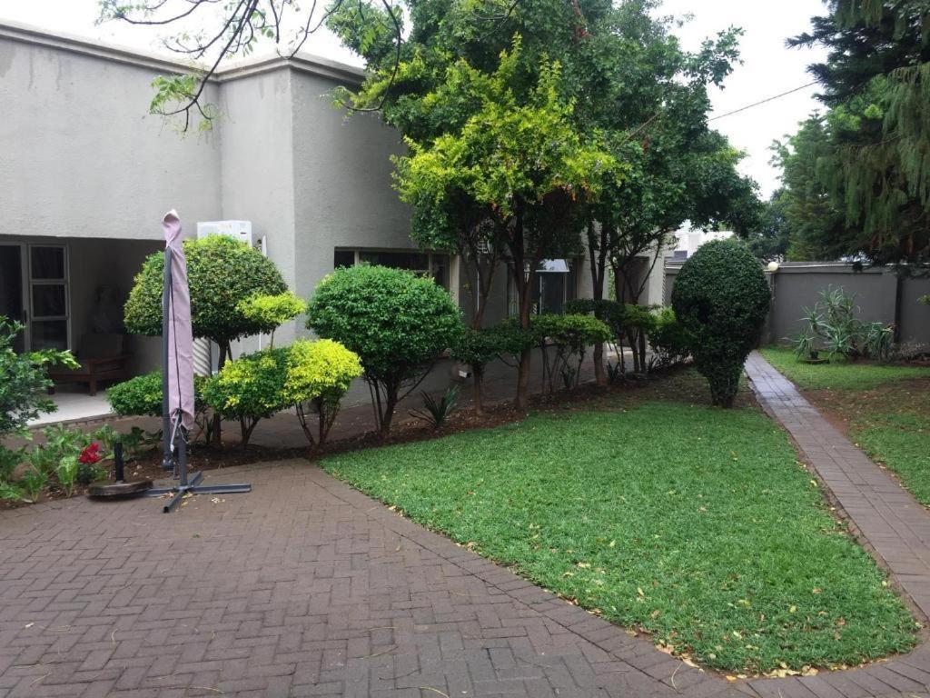 Toro Guest House รัสเทนเบิร์ก ภายนอก รูปภาพ