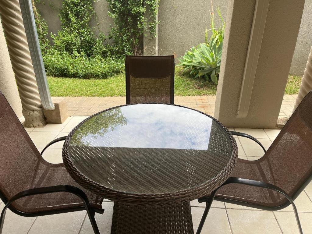 Toro Guest House รัสเทนเบิร์ก ภายนอก รูปภาพ