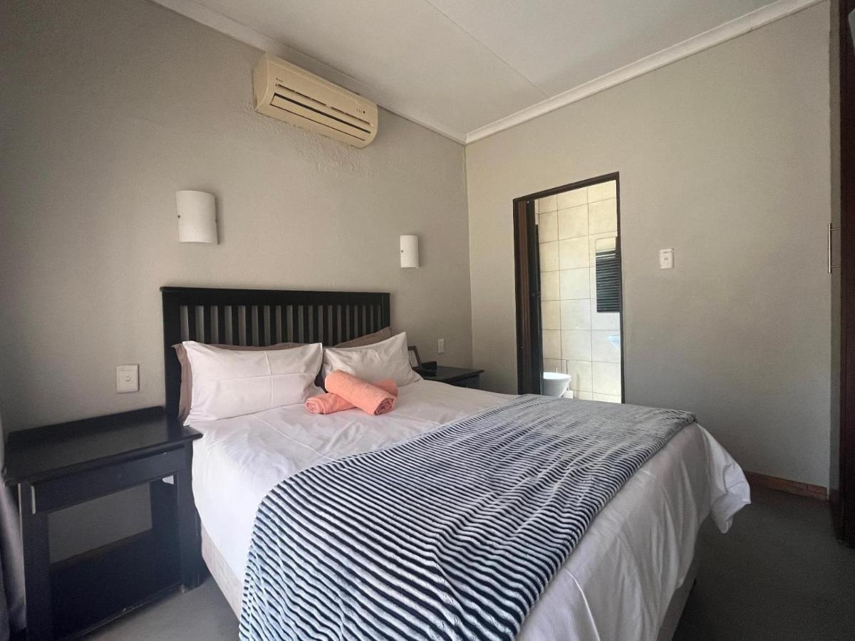 Toro Guest House รัสเทนเบิร์ก ภายนอก รูปภาพ