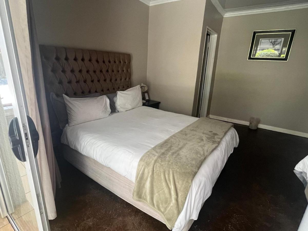 Toro Guest House รัสเทนเบิร์ก ภายนอก รูปภาพ