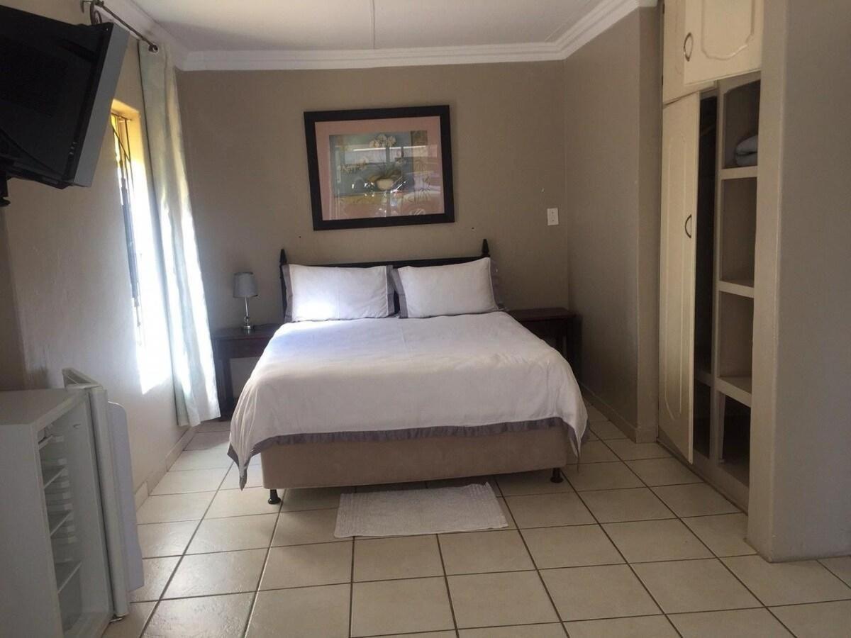 Toro Guest House รัสเทนเบิร์ก ภายนอก รูปภาพ