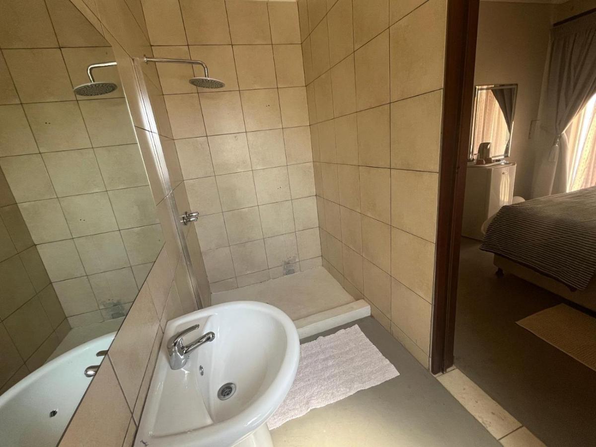 Toro Guest House รัสเทนเบิร์ก ภายนอก รูปภาพ