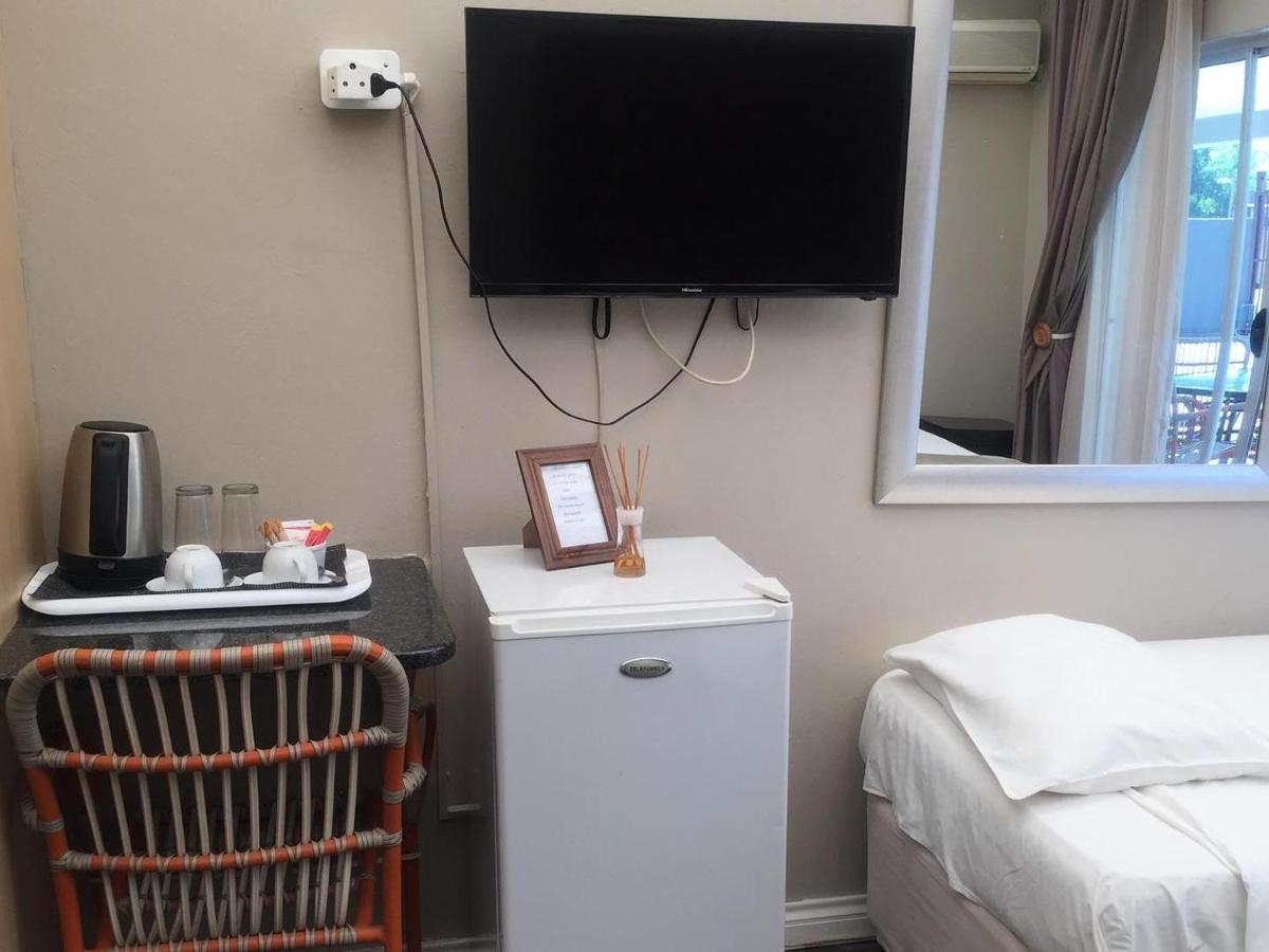 Toro Guest House รัสเทนเบิร์ก ภายนอก รูปภาพ