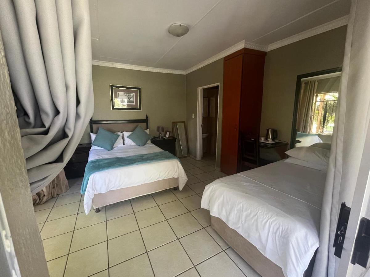 Toro Guest House รัสเทนเบิร์ก ภายนอก รูปภาพ