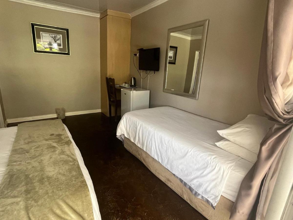 Toro Guest House รัสเทนเบิร์ก ภายนอก รูปภาพ