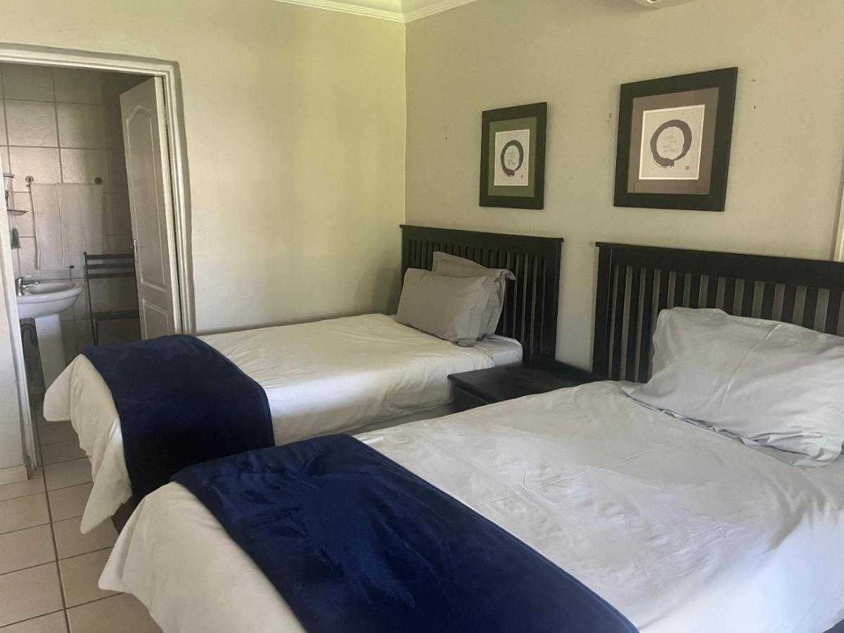Toro Guest House รัสเทนเบิร์ก ภายนอก รูปภาพ
