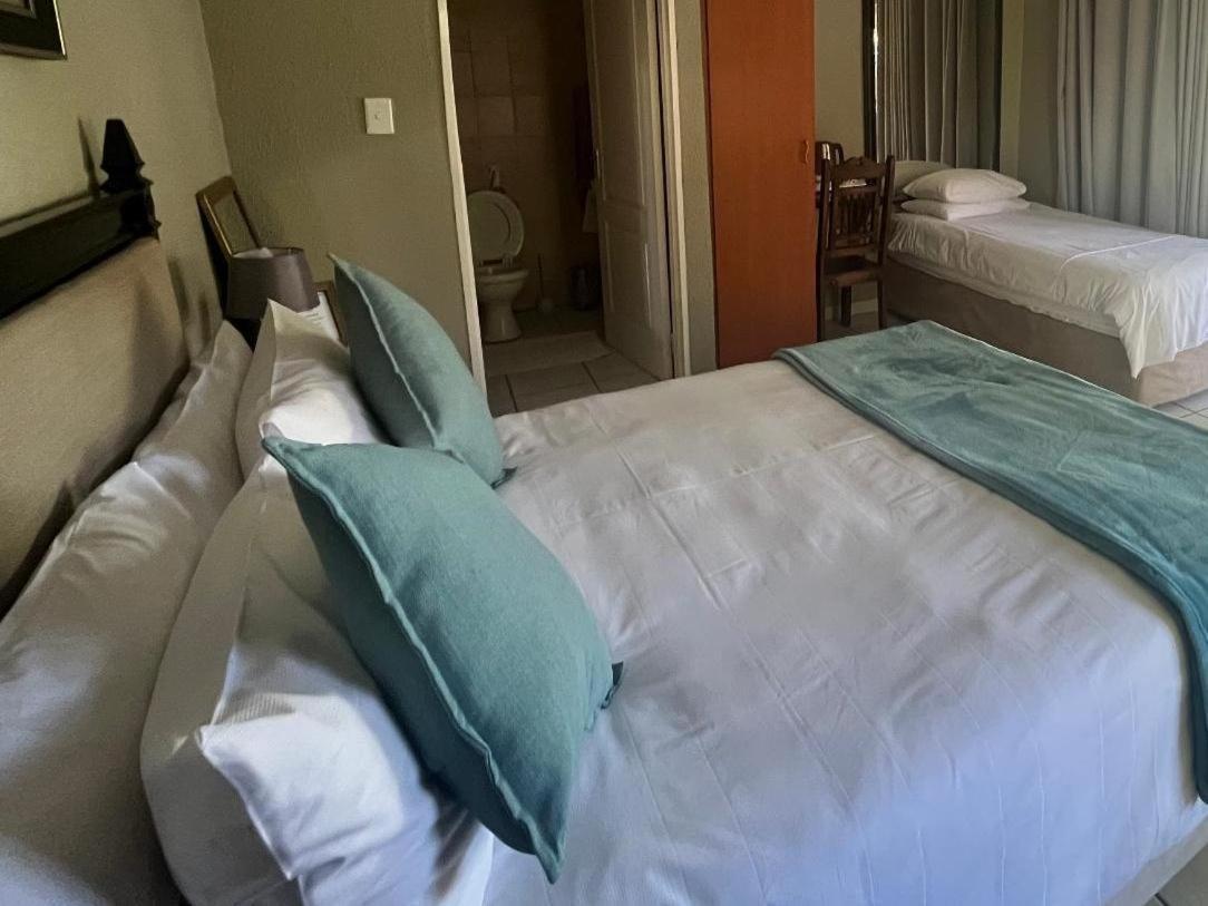 Toro Guest House รัสเทนเบิร์ก ภายนอก รูปภาพ