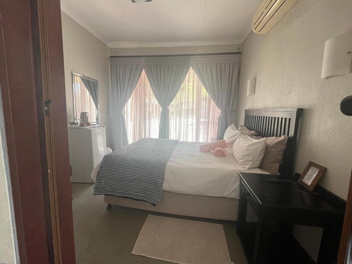 Toro Guest House รัสเทนเบิร์ก ภายนอก รูปภาพ