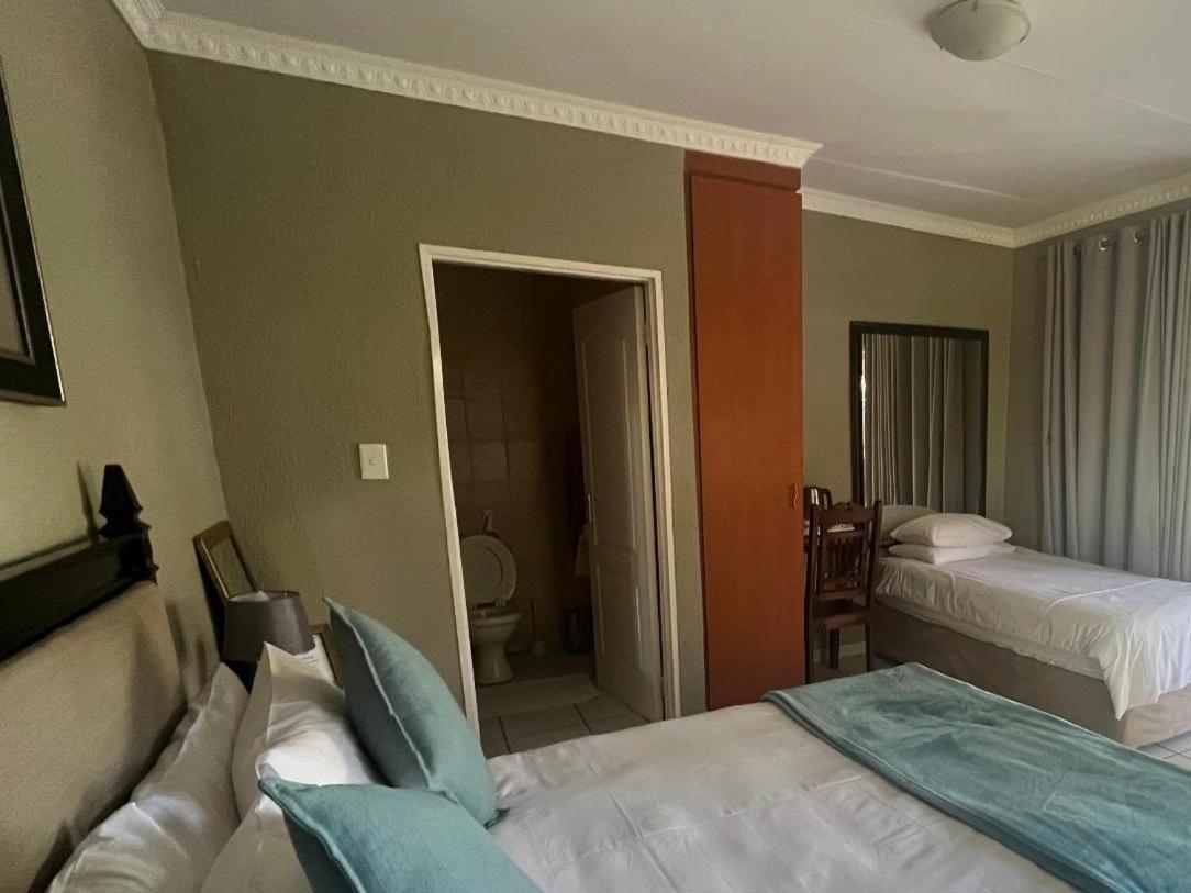 Toro Guest House รัสเทนเบิร์ก ภายนอก รูปภาพ