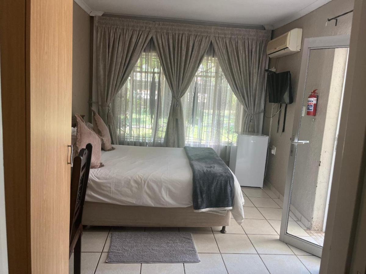 Toro Guest House รัสเทนเบิร์ก ภายนอก รูปภาพ