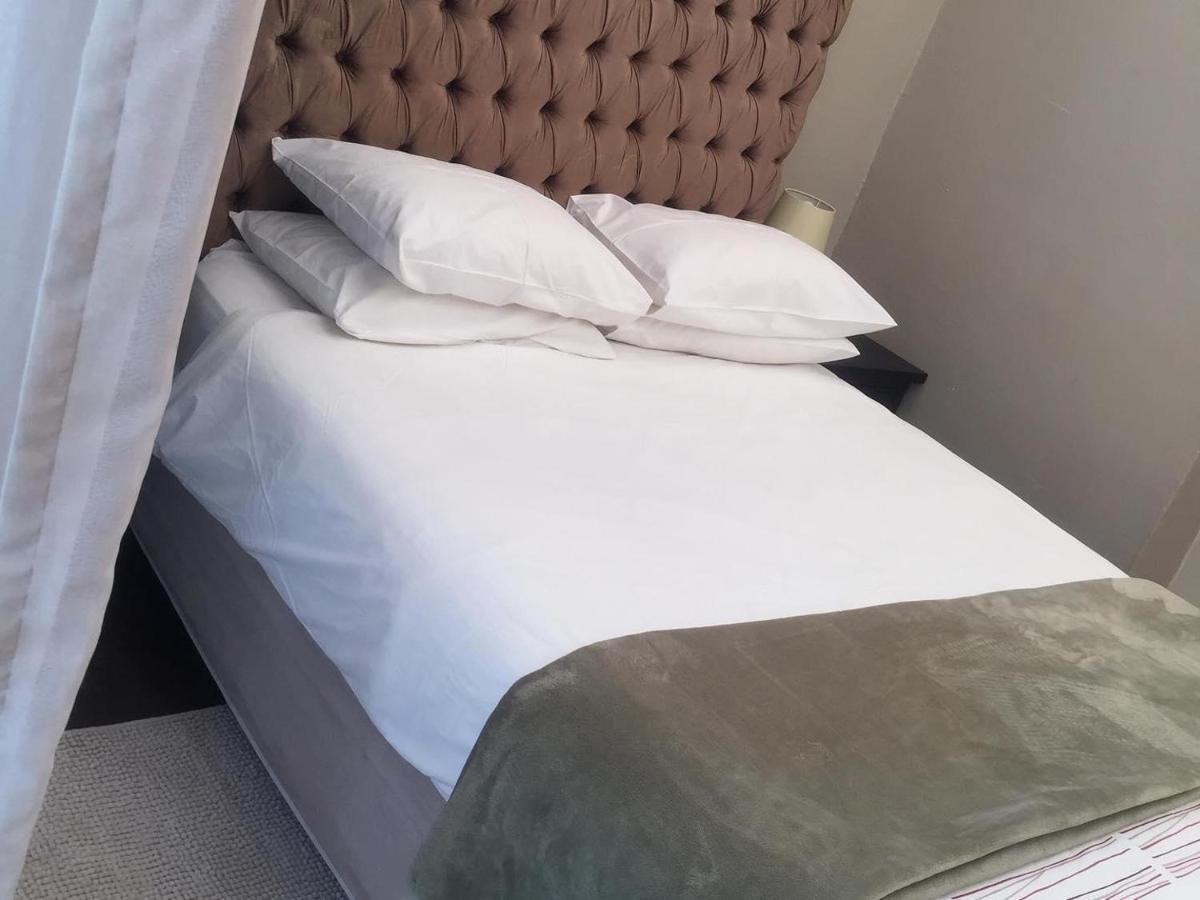 Toro Guest House รัสเทนเบิร์ก ภายนอก รูปภาพ